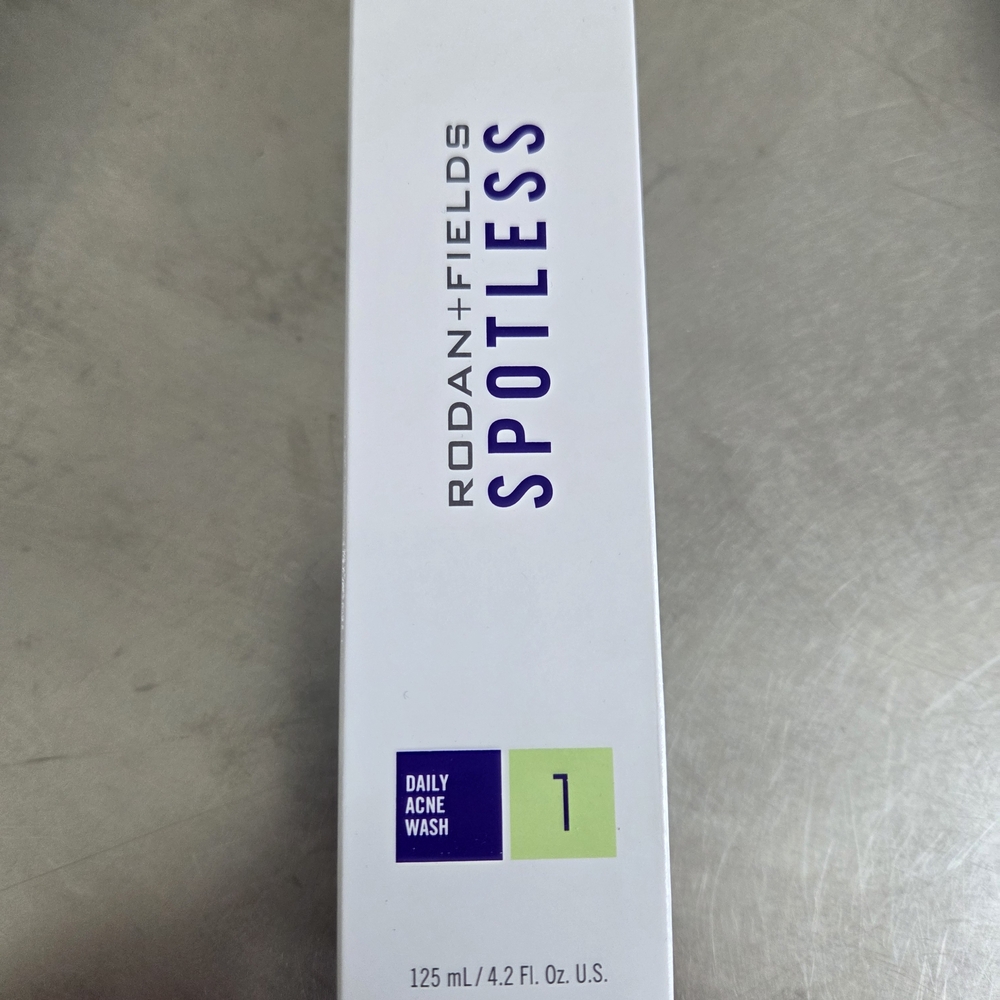 Rodan + Fields Spotless Daily Acne Wash - White and Purple